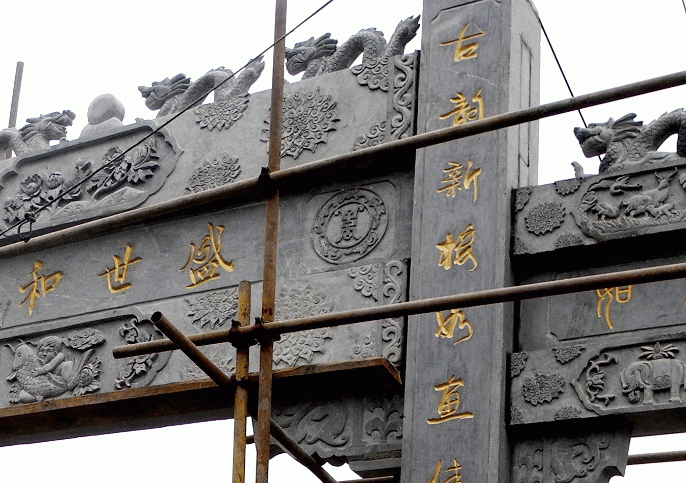 石雕牌坊雕刻的圖案有，中間雕刻的是娃娃抱魚、富貴牡丹浮雕，橫聯是錦繡六龍和盛世和諧兩邊雕刻的是五福捧壽浮雕，小門上雕刻的是吉祥如意，石雕大象和如意組成的吉祥如意圖案，小門橫梁最上面雕刻的是鹿鶴同春吉祥浮雕。