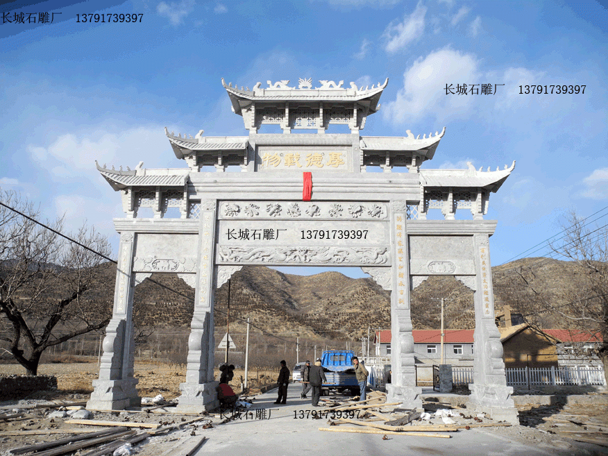 這是安裝在村莊上的石牌坊，雕刻圖案精美，有吉祥八寶雕刻、二龍戲珠雕塑等圖案，這座大門整體氣勢不錯