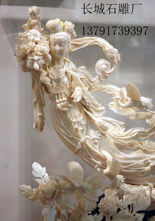 天女散花石雕雕刻作品高80厘米，寬60厘米，北京房山漢白玉料。作者對于該作品，有著自己的評論：“她的獨到之處是能體現她的身材。以前咱們見的都是特別臃腫，她這個呢，根據東西方結合，它把人體能體現出來了，能看出她身體的走向，有動感。對雕塑工藝的要求也較高，絲絲縷縷的，是透雕，特別飄逸，飄逸感特別強。”正如作者自己所言，該作品很多部位采用了透雕，對石雕雕刻藝人們的刀工要求是比較苛刻的。只見天女微微彎曲的身軀，按照人體比例和結構進行塑造，身材苗條，腰肢纖細，左手提著花籃，右手正在輕散鮮花，面部露出淡淡的笑，顯得雅致恬美。