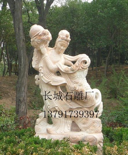 正如作者自己所言，該作品很多部位采用了透雕，對石雕雕刻藝人們的刀工要求是比較苛刻的。只見天女微微彎曲的身軀，按照人體比例和結構進行塑造，身材苗條，腰肢纖細，左手提著花籃，右手正在輕散鮮花，面部露出淡淡的笑，顯得雅致恬美