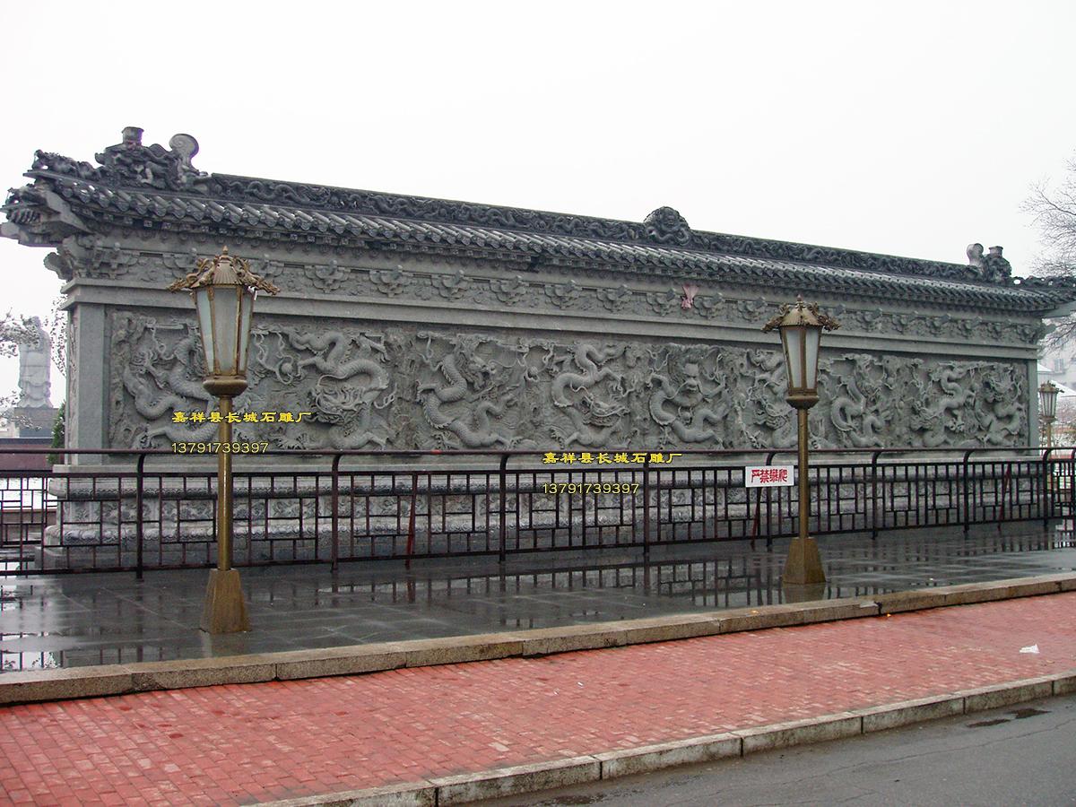 如今，我們的九龍壁因時代變化而失去了傳承下來的皇權色彩，逐漸的像功能性尤其是裝飾性的方向發展，這是一個新的方向，這也是文化建筑的拓展！