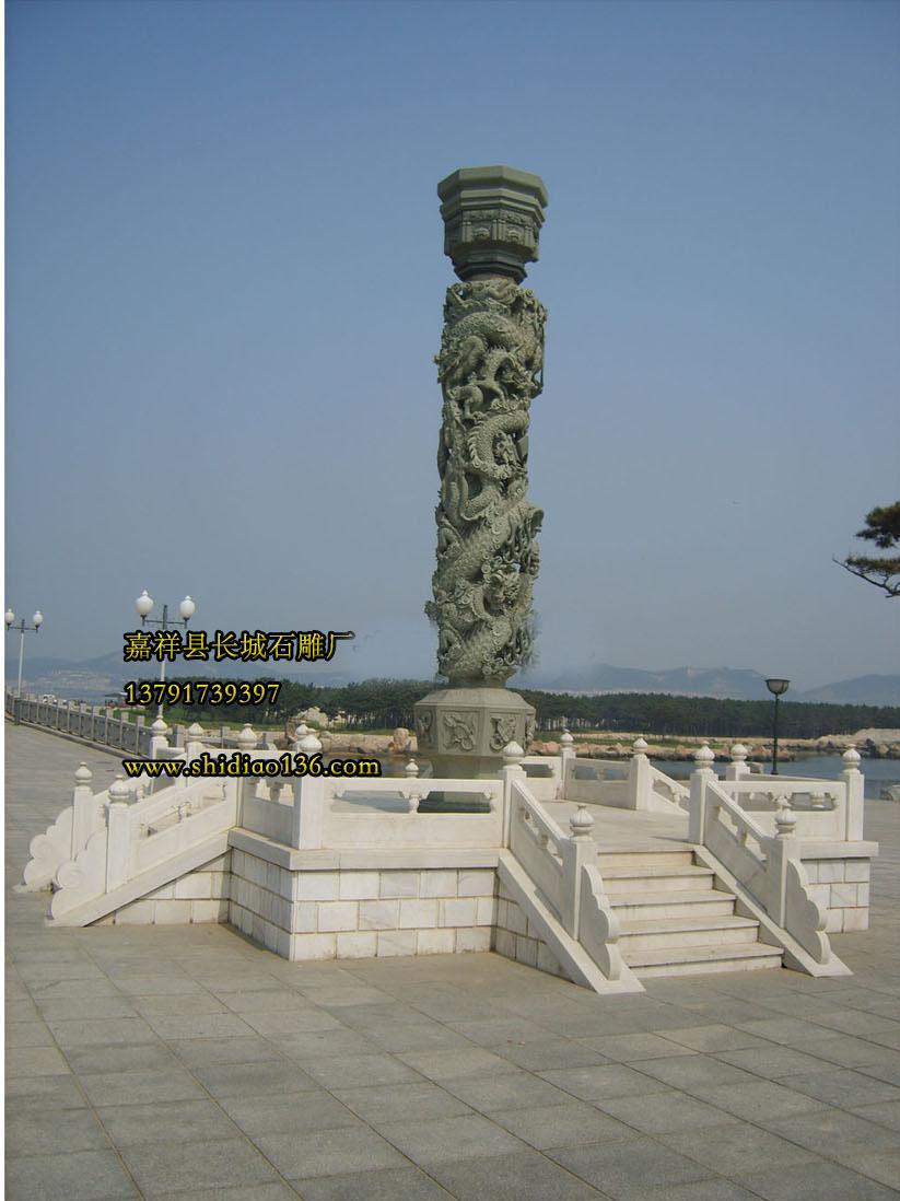 石雕龍柱雕刻的獨具匠心，剛勁有力，龍首鹿呈現了吉祥如意，他也是我國龍柱雕刻的代表，這幾根龍柱雕刻我們石雕廠花費了很大的心血，也成為了石雕龍柱雕刻的楷模。