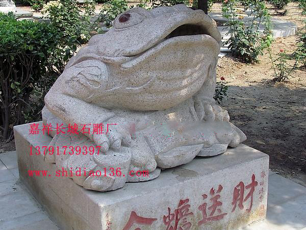 在風水行業里最多的被注重的就是財氣，這個時候有一種吉祥的動物景經常被人們擺放在家宅當中，這就是聚財金蟾雕刻，而這種聚財金蟾雕刻的寓意就在于吸納財氣，成為現在很多的商業人家最為喜愛的雕刻作品。
