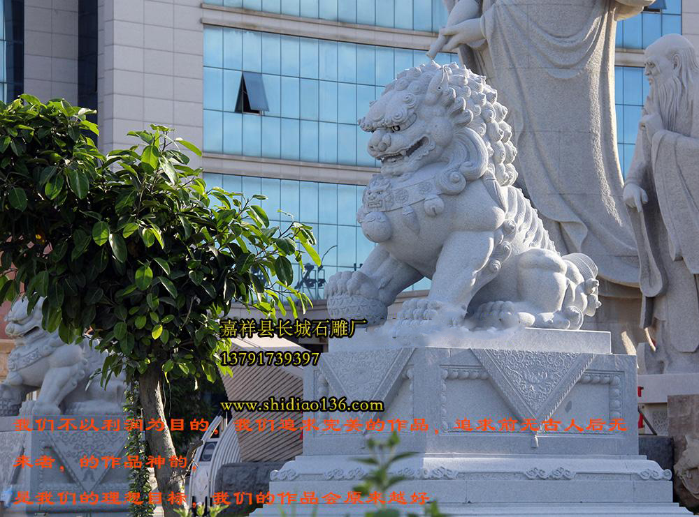 石雕獅子在民間也頗受喜愛，很多家庭別墅喜歡在自己家大門口擺放一對石獅子，他有鎮宅的作用，石獅子還有喜慶的作用，你看在民間碰到高新的事情，要請人耍上一段獅子舞，所以說獅子是喜慶的象征，現在很多大型商場也擺放石獅子，他也有喜慶、聚財、鎮宅的作用。