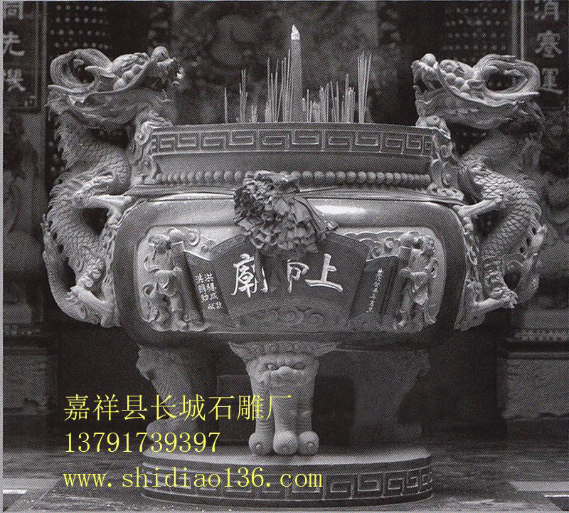 石雕香爐的用途還在于其是承接佛教香火的一個主要方式，我們通常對一座寺院的看法都是通過對香火旺不旺盛來進行的，而且在歷史的演變中，有時候它的存在就是我們佛教歷史的一個見證，它在時間的變遷中看慣了塵世的紛擾，帶我們一起領略佛教的深厚文化底蘊。