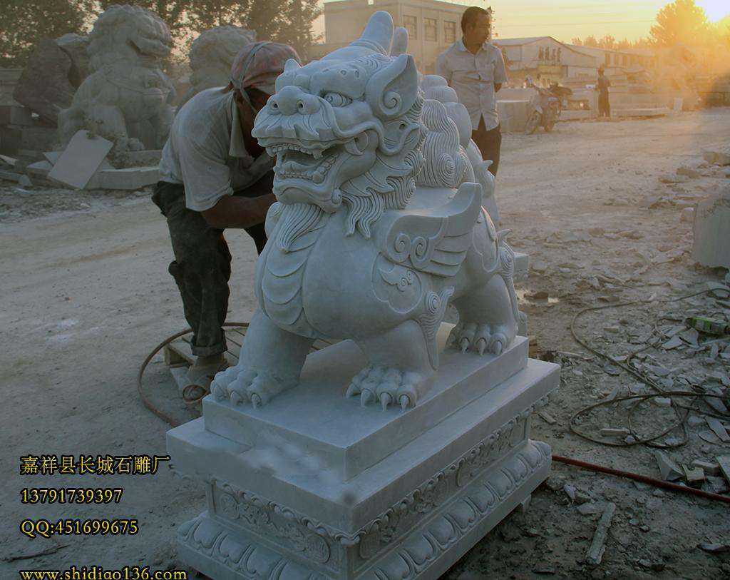 因為貔貅它有著很強的招財的能力，所以在我們建國的時候，把貔貅作為我們國家中央銀行的一個行標、一個吉祥物。在我們國家的中央銀行總部的門前就有著這樣一個用石頭雕刻的貔貅，讓它招財進寶。