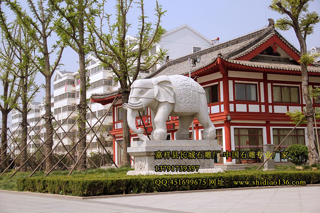 石雕大象的象與“祥”同音，因此象是吉祥事物中常用的瑞獸。太平有祥（象），即天下太平。平與“瓶”同音，吉祥事物常以象馱寶瓶，象征天下太平，瓶中還插有花卉、靈芝、如意以加深象吉祥美好的寓意。